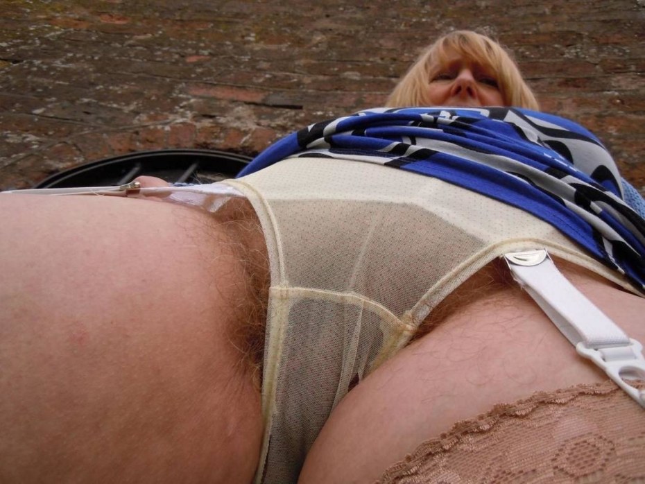 Волосатые киски под юбкой