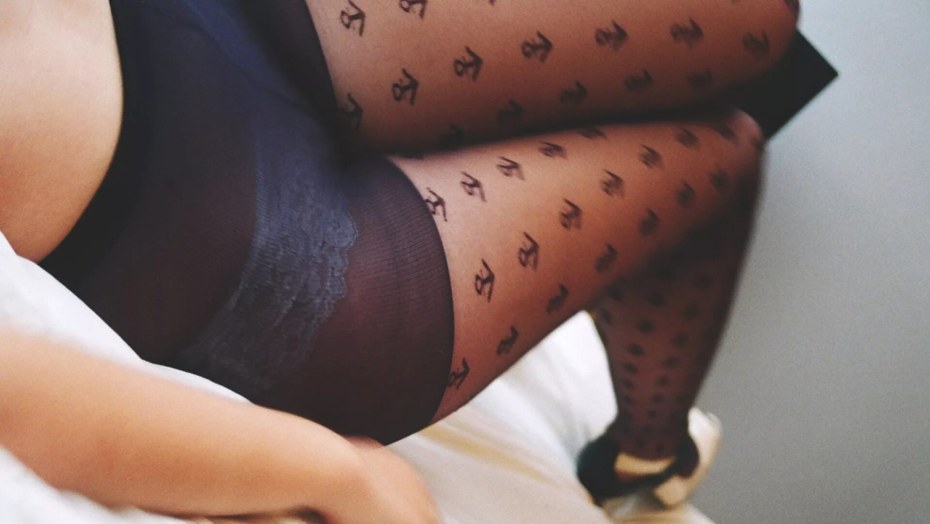 Женские ножки в колготках