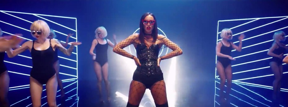 Ольга Бузова оголила грудь