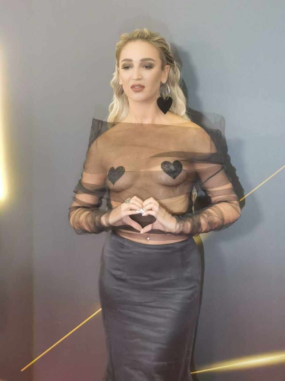 Бузова на жаре 2022