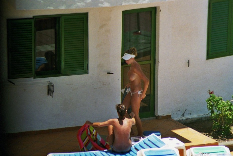 Голая позирует на балконе