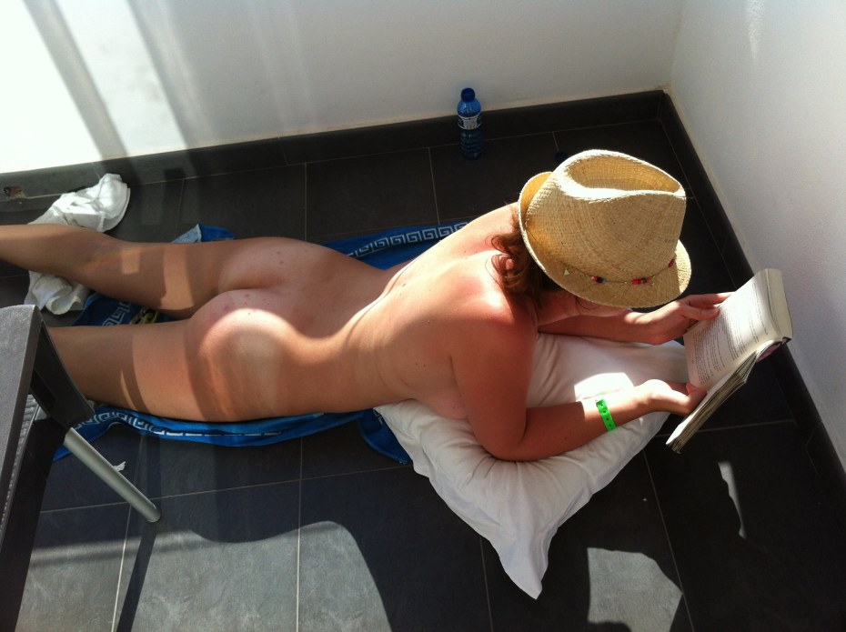 Зрелые загорают голые на даче