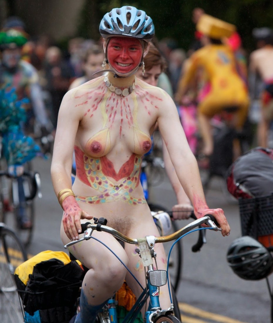 Голые женщины на фестивале