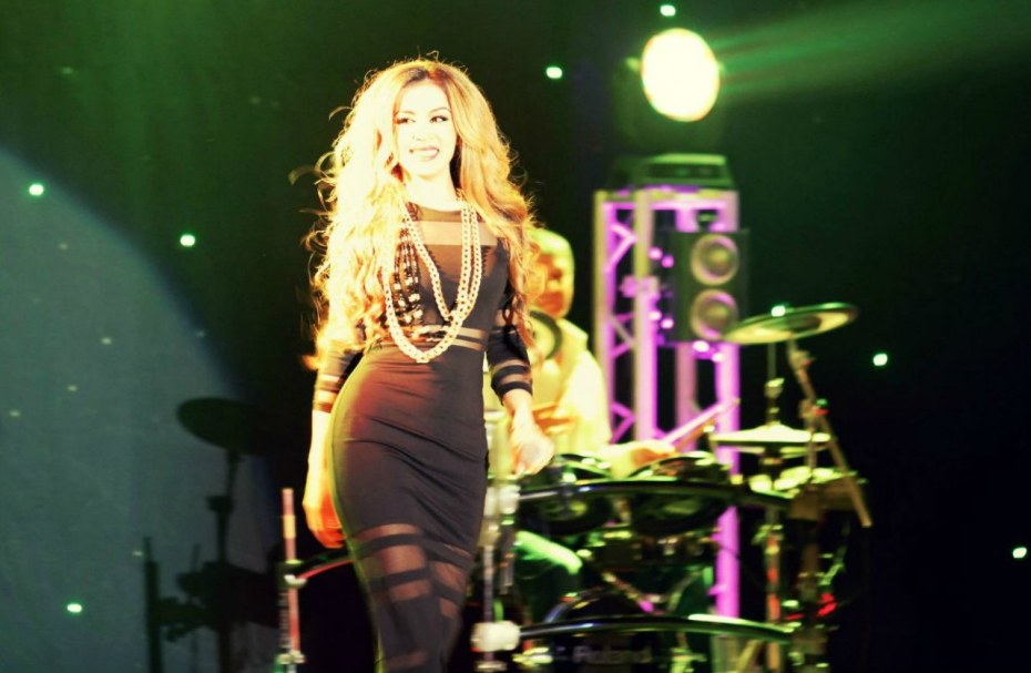 Девушка со скейтом