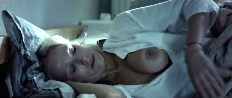 Юлия Пересильд край баня