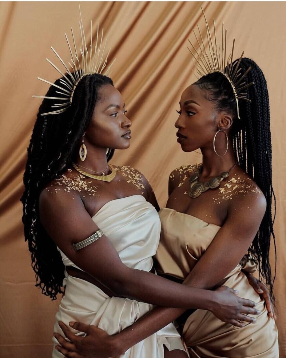 Темнокожая девушка в белом