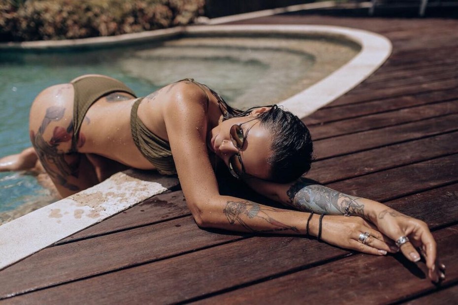 Ходит голая по гостинице