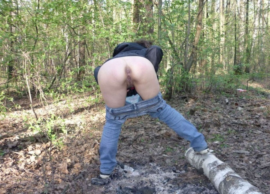 Показала анус на природе частное