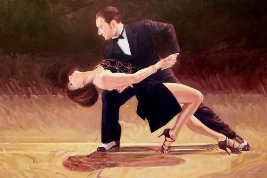 Парень наклоняет девушку в танце