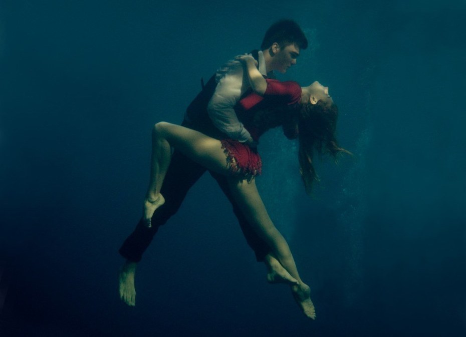 Парень и девушка под водой