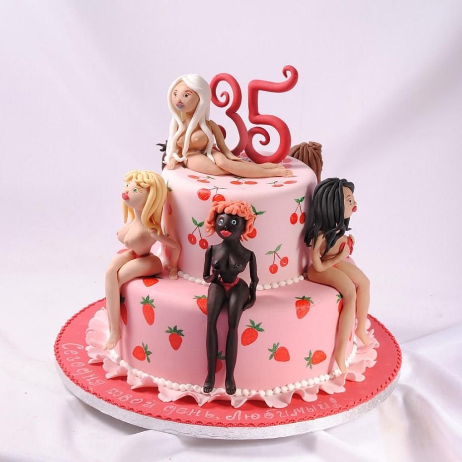 Завтрак на теле мужчины