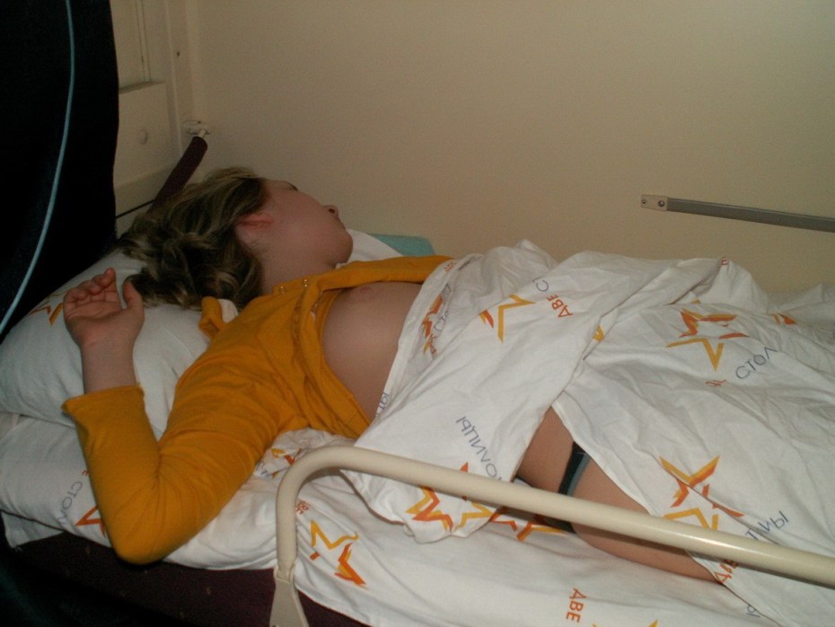 Спящие девушки в поезде