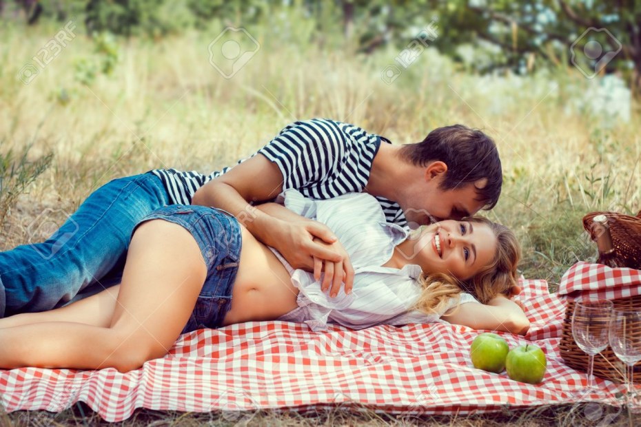 Жену вдвоем на природе