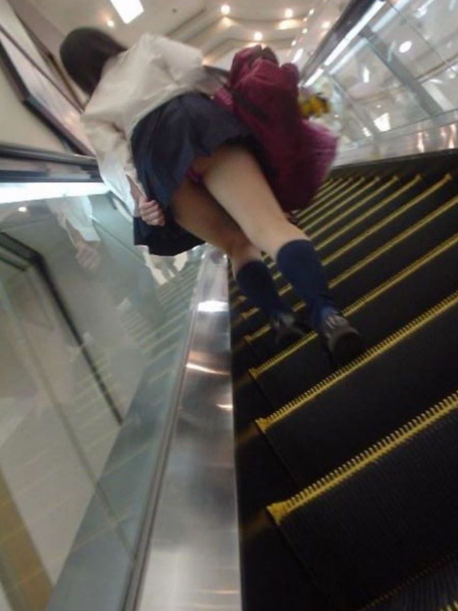 На эскалаторе под платье заглянул