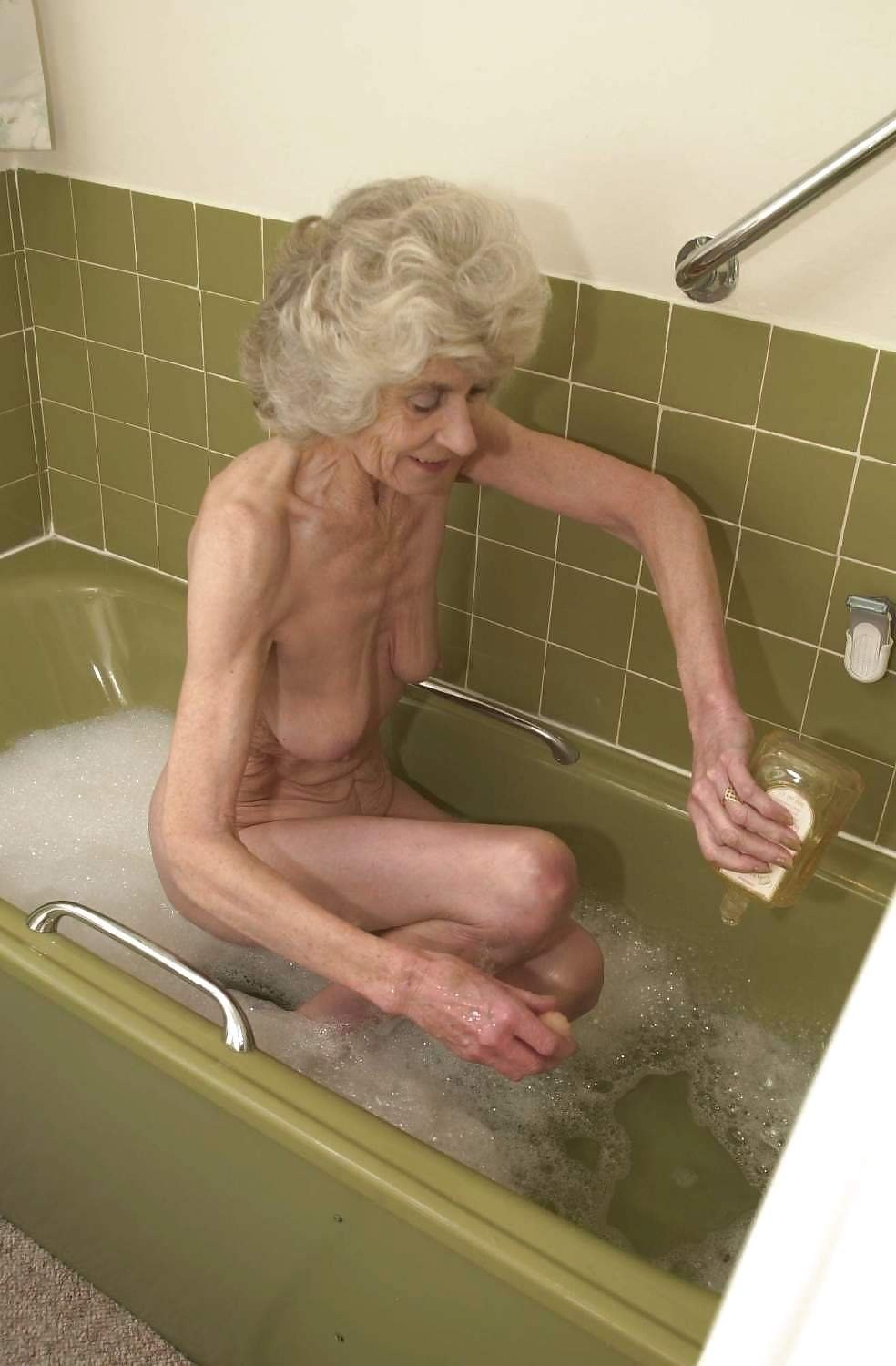 бабушки голые в ванной фото 23