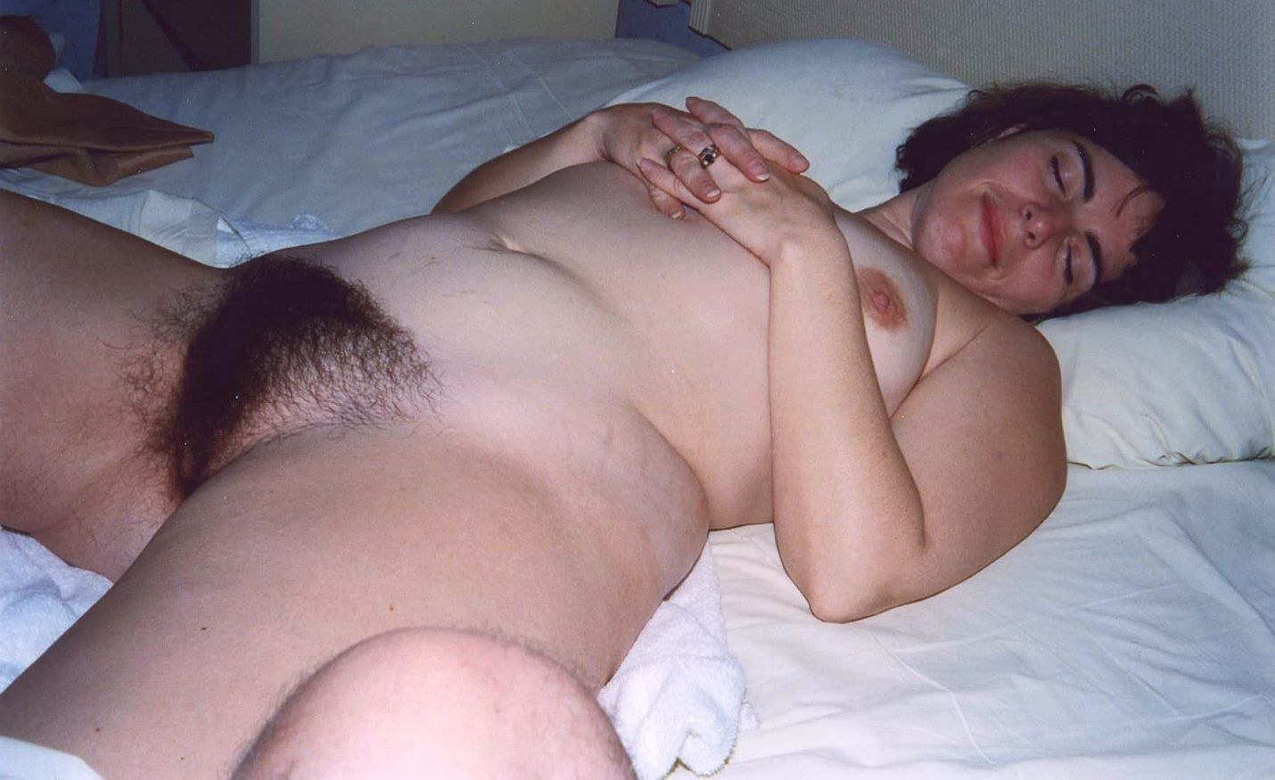 женщины спящие с волосатыми кисками фото 3