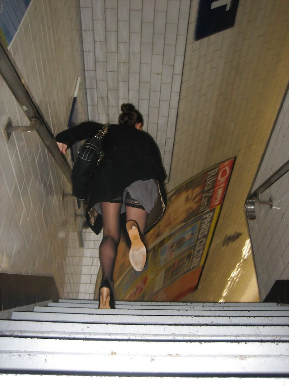 Засветила трусики на лестнице