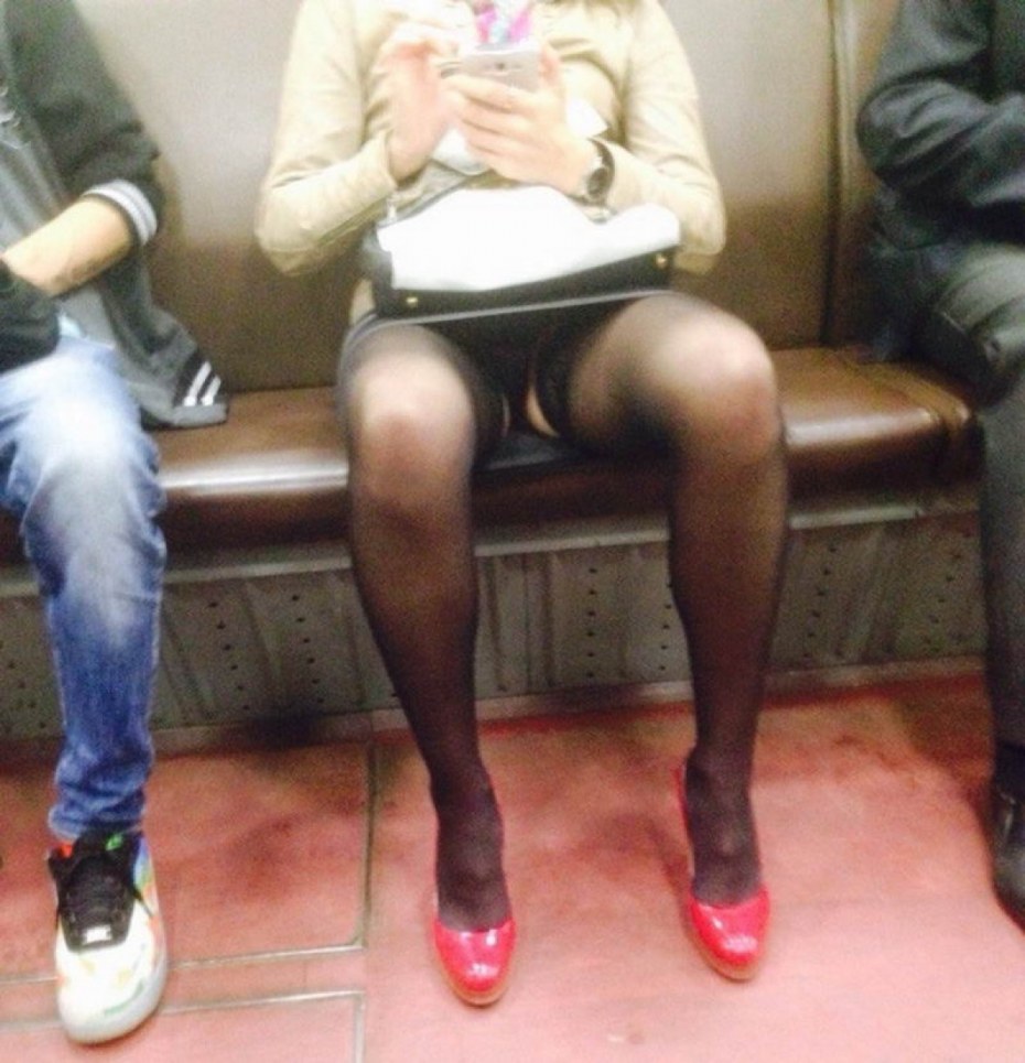 Колготки под юбкой в метро