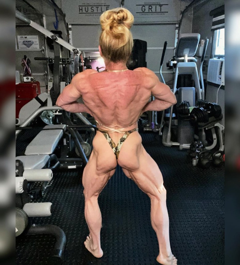 Эмбер Делука голая без трусов