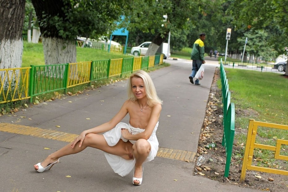 Женщины в городе без трусов